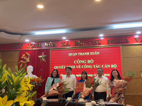 Đồng chí Hiệu trưởng Nguyễn Thúy Hiếu thực hiện quyết luân chuyển cán bộ về làm Hiệu trưởng trường Tiểu học Đặng Trần Côn